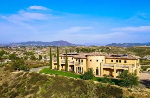Temecula Villa | Palazzo Del Sol By AvantStay Breathtaking Home w Mountain Views Hot Tub
