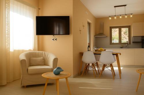 Kantanos-Selino Apartamento | Paliochora Beachfront Escape, Milolithos Pool Retreats