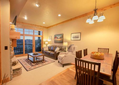 Victor Casa | Palisades Lodge Suite 207