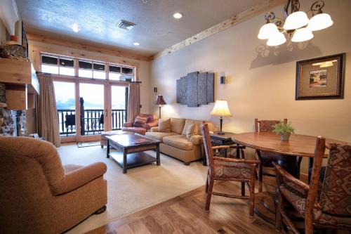 Victor Casa | Palisades Lodge Suite 307