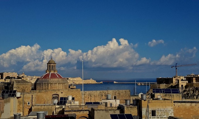 Birgu Casa | Pallazzetto, en Birgu / Vittoriosa, piscina en la azotea con vistas al mar y La Valetta