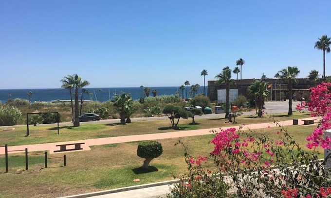 Castillo de Sabinillas Apartamento | Palm Beach Apartment in La Duquesa