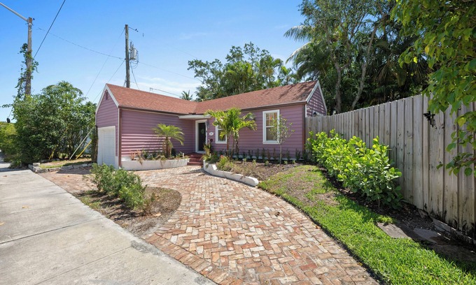 Flamingo Parks Casa | "Palm Beach Paradise: Cozy 1BR + Pool, Minutes to Everything"