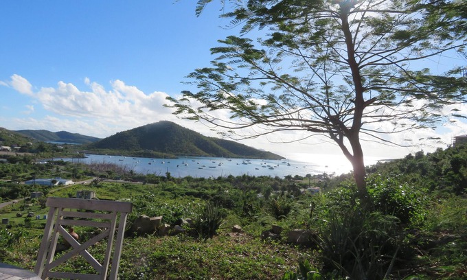 Lower Carolina Cabaña | Palm Cottage: asequible, excelente vista, ¡ganga de Coral Bay!