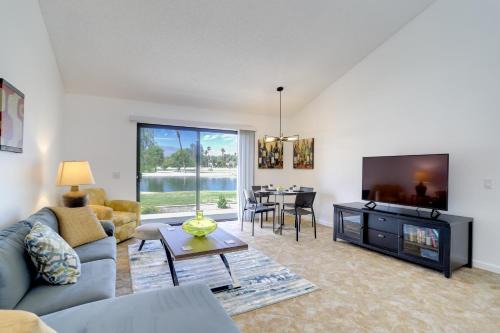 Palm Desert Apartamento | Palm Desert Condo with Community Pool and Views!