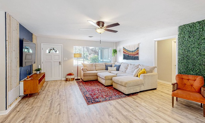 Winter Haven Casa | Palm Frond Place | House in Winter Haven with a game room, pool, and in-home gym