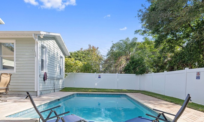 Palm Harbor Casa | Palm Harbor Retreat! Heated Pool, Game Room, Bikes, Kayaks & Near Beaches – Perfect Family Getaways!