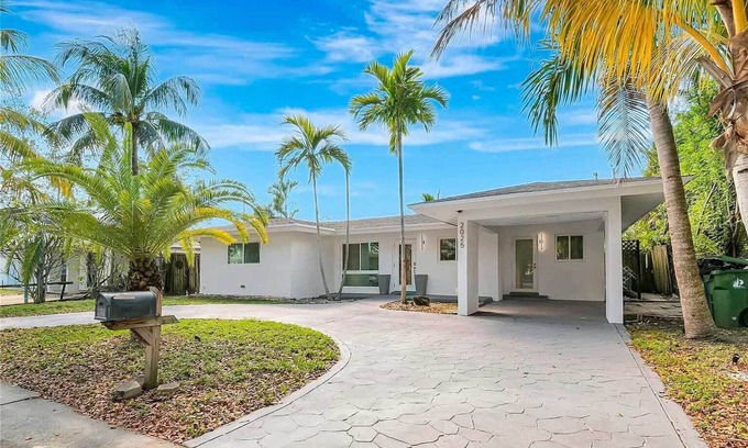 Central Fort Lauderdale Casa | Palm House near Beach, Game Room, Pool & King Beds