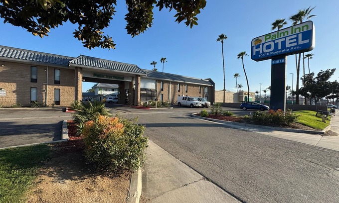La Sierra Hotel | Palm Inn Hotel near Tyler Mall Riverside