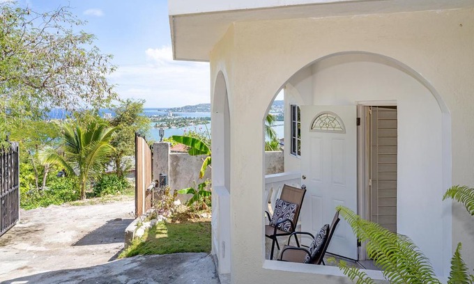 Reading Casa | Palm Leaf Cottage