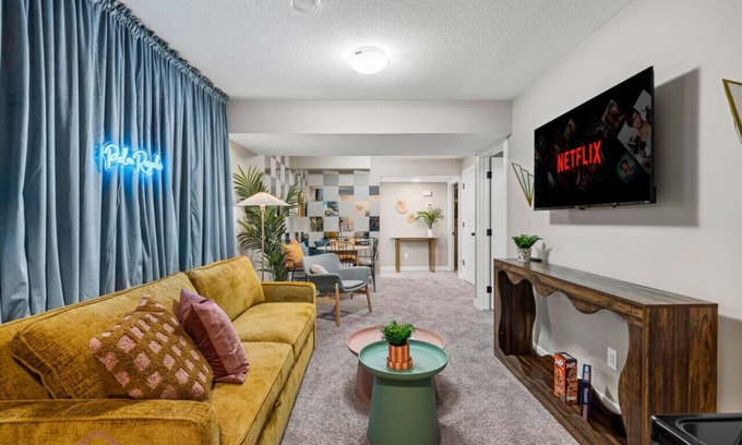 Southeast Edmonton Condominio | Palm Royale Suite | Near Airport | WiFi | King Bed