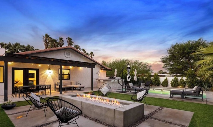 Racquet Club South Casa | Majestic Mountain View Home w/Hot Tub, Pool & Bar