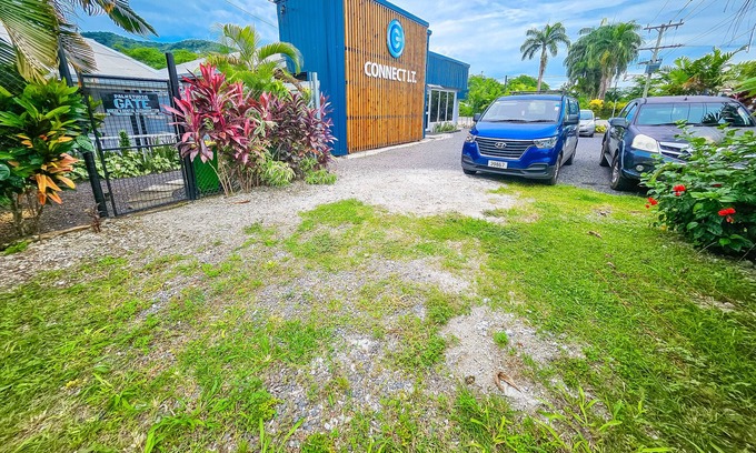 Apia Casa | Palm Studio+Extra Bdrm, Lelata | Free-Wifi, Aircon, Netflix