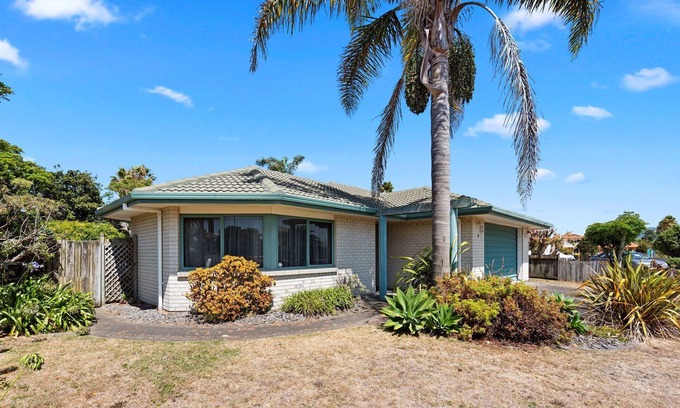 Papamoa Beach Cabaña | Palm Tree Haven - Papamoa Holiday Home