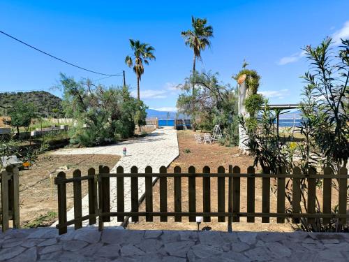 Phocis Region Casa | Palm tree house by the beach