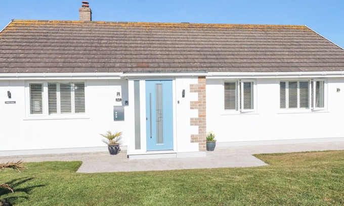 Holywell Casa | PALM VIEW, pet friendly, character holiday cottage in Holywell Bay