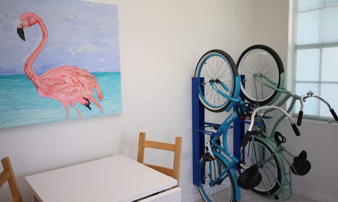 Cockburn Town Apartamento | Palmeira - Flamingo Suite - Quiet Retreat - Bicycles Included