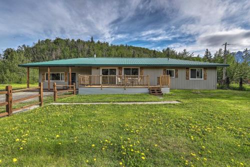 Butte Casa | Palmer Home with Deck, Yard and Mountain Views