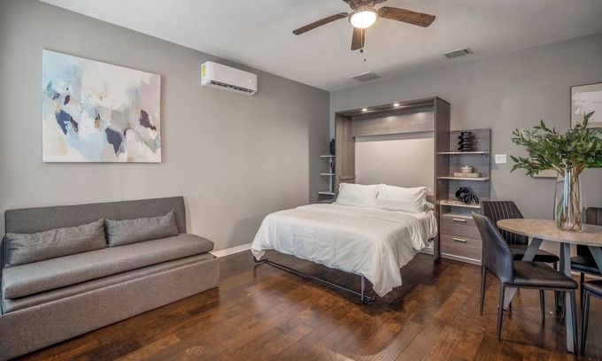 South Central Houston Apartamento | Palmer Hotel Suite Retreat in East Downtown