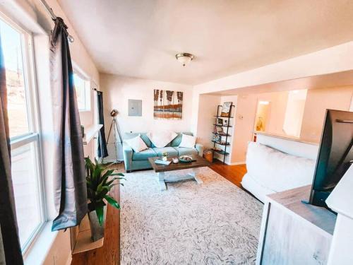 Palmer Lake Casa | Palmer Lake near AF Academy Pet Friendly King Bed 4 TVs