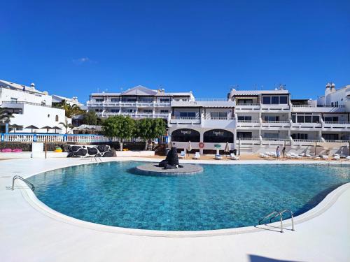 Costa Teguise Apartamento | Palmeras Apt - Pool & Terrace - next to Beach