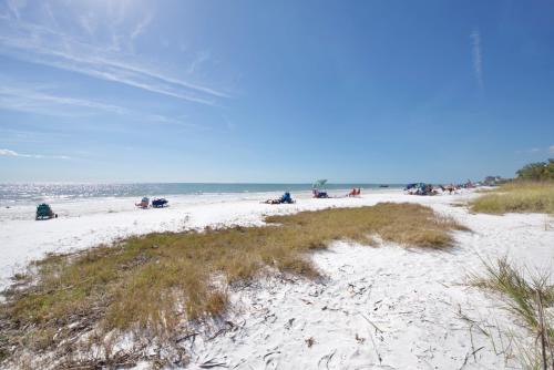 Mid Island Casa | Palmetto Beach Cottage by Sun Palace Vacations