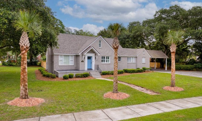 Mount Pleasant Casa | Palmetto Grove Walk to Shem Creek Mins to Dwtn