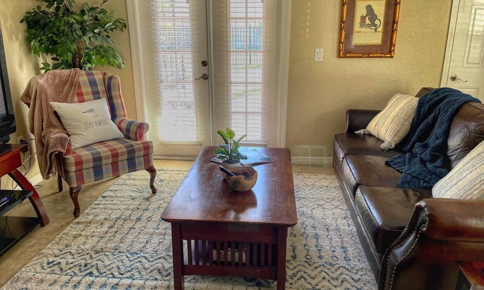 Dunedin Condominio | Palms Paradise w/ Patio-walk downtown or Ballpark!