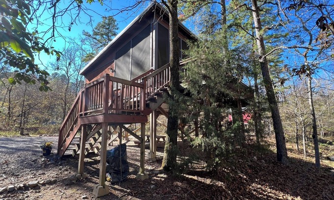 Jones Mills Cabina | Pam's Treehouse Cabin #2