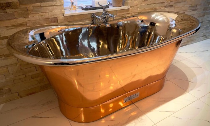 Inverness City Centre Apartamento | Pamper yourself in our DOUBLE SIZED copper tub -2 bedroom villa
