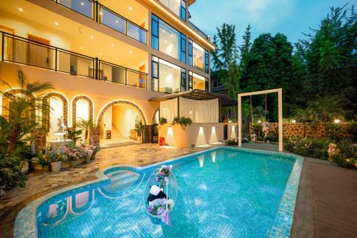 Dujiangyan Hotel | Panda's Home Private Hot Spring Cinema Hotel
