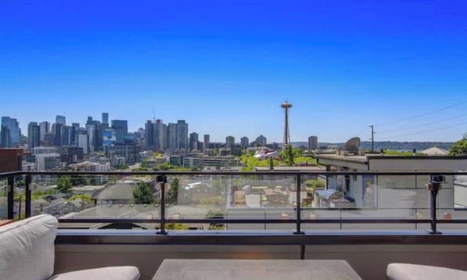 East Queen Anne Casa | Panoramic City Views Steps to Space Needle & SLU