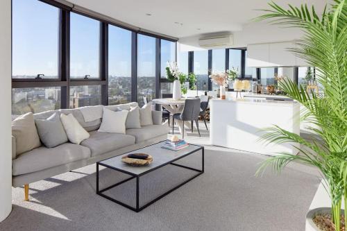 South Yarra Apartamento | 'Panoramic Elegance' Stylish off Chapel St with Pool