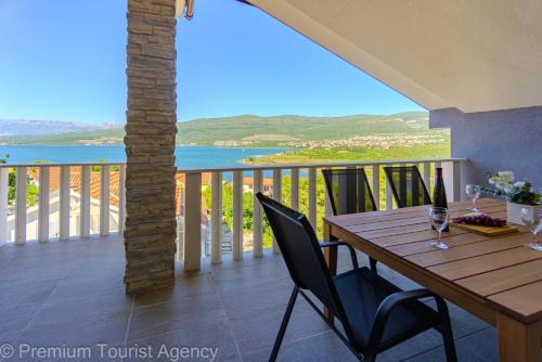 Donji Karin Apartamento | Panoramic Forest Retreat with Pool and Seaview