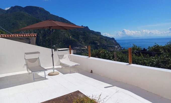 Minori Casa | Panoramic house nestled in a characteristic lemon grove on the Amalfi Coast.