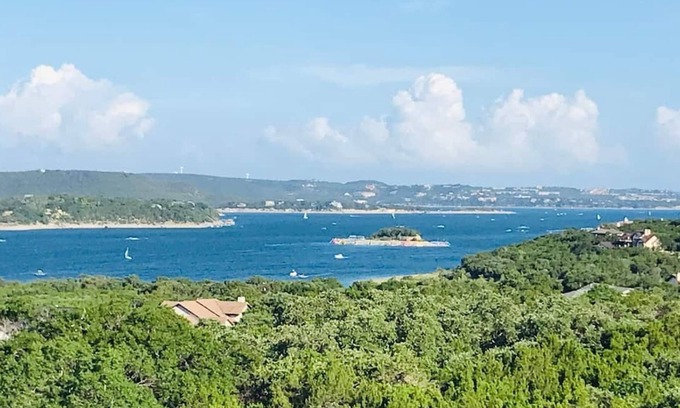 Jonestown Condominio | Panoramic Lake Travis Escape – 3BR 3BA Unit w Lake View Balcony & Resort Pools