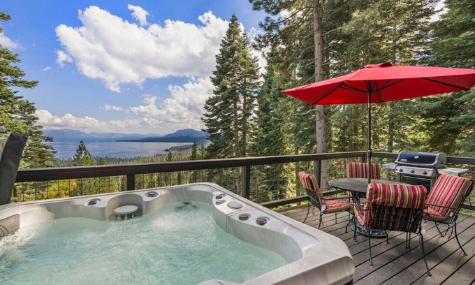 Talmont Cabina | Panoramic Lake View & Hot Tub!