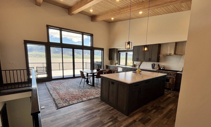 McAllister Casa | Panoramic Lakeview Cottage