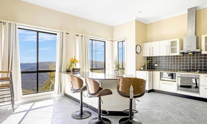 Medlow Bath Villa | Panoramic Mountain View villa on 7ha of lands