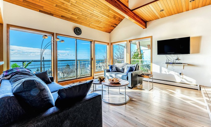 White Rock Casa | Panoramic Ocean Front View, 5 BR full Bath- Renovated Whole House in White Rock