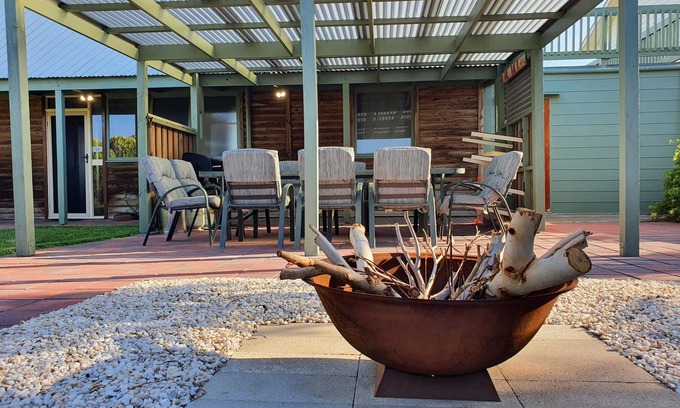 Middleton Casa | Panoramic Ocean Views | 250m to Beach | Cosy Coastal Retreat with Deck, Wi-Fi, Games, & Creda Heater