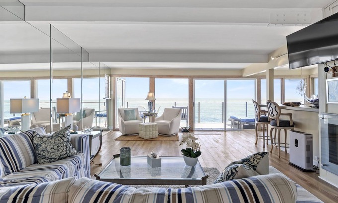 Eastern Malibu Casa | Panoramic Oceanfront Malibu Getaway