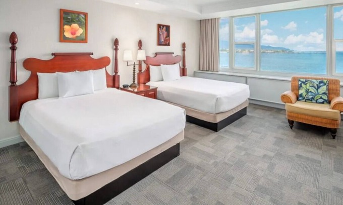 Kahului Hotel | Panoramic Oceanfront Room | Family and Friends Retreat | Outdoor Pool Access