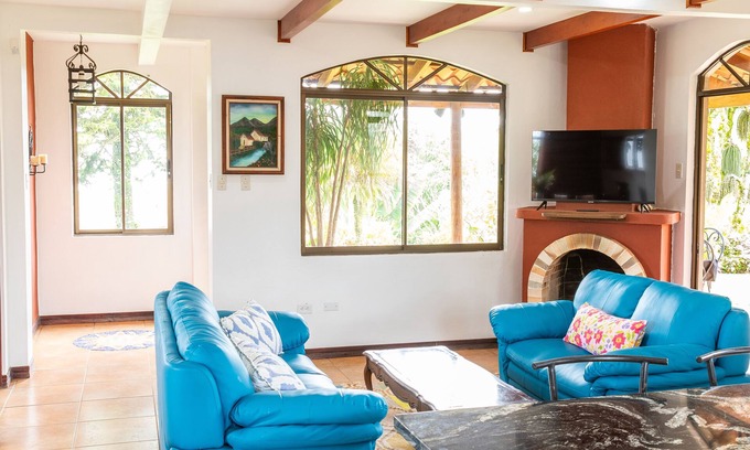 Santa Cruz de Turrialba Casa | Panoramic Paradise, Luxury Comfort, Vista de Paz