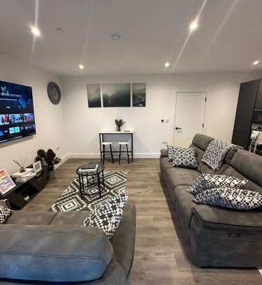 Fairfield Casa | Panoramic Private Room and Bathroom in a Modern Apartment