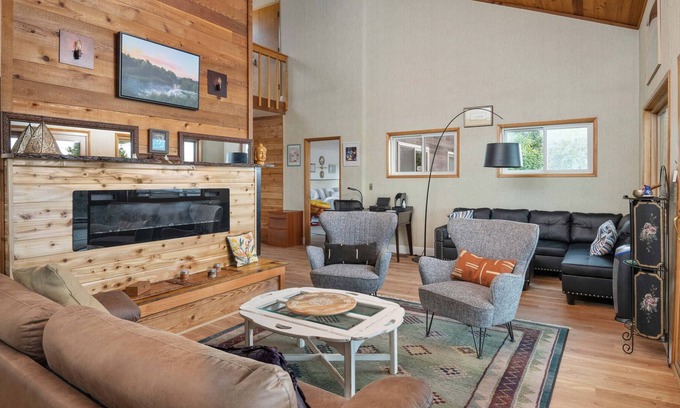 Northwest Portland Casa | Panoramic River and Territorial Views From Enormous Deck, BBQ, Next to Forest Park