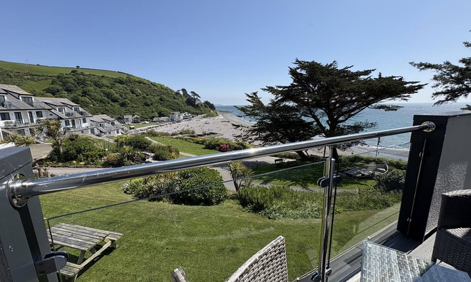 Seaton Apartamento | Panoramic Sea Views from the Private Balcony of this Spacious Apartment