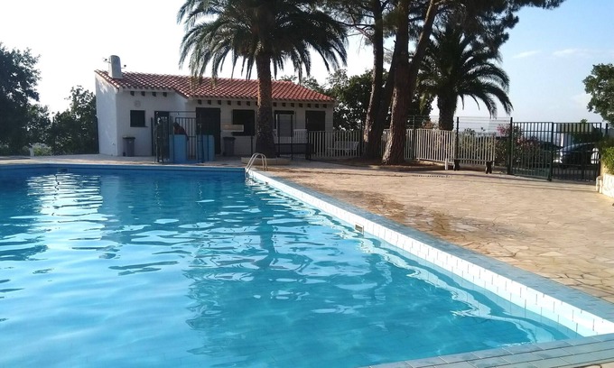 Laroque-des-Alberes Apartamento | Panoramic view, with swimming pool: between sea and mountains, in a peaceful setting.