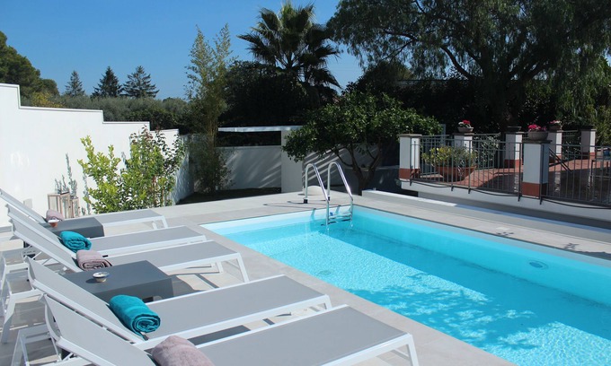 Viagrande Villa | Villa panorámica con vistas al Etna con piscina entre los aromas de un jardín de cítricos.
