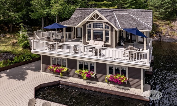 Bala Cabaña | Panoramic View of Lake Muskoka, Privacy! Sleeps 20! Entertaining++! Location!
